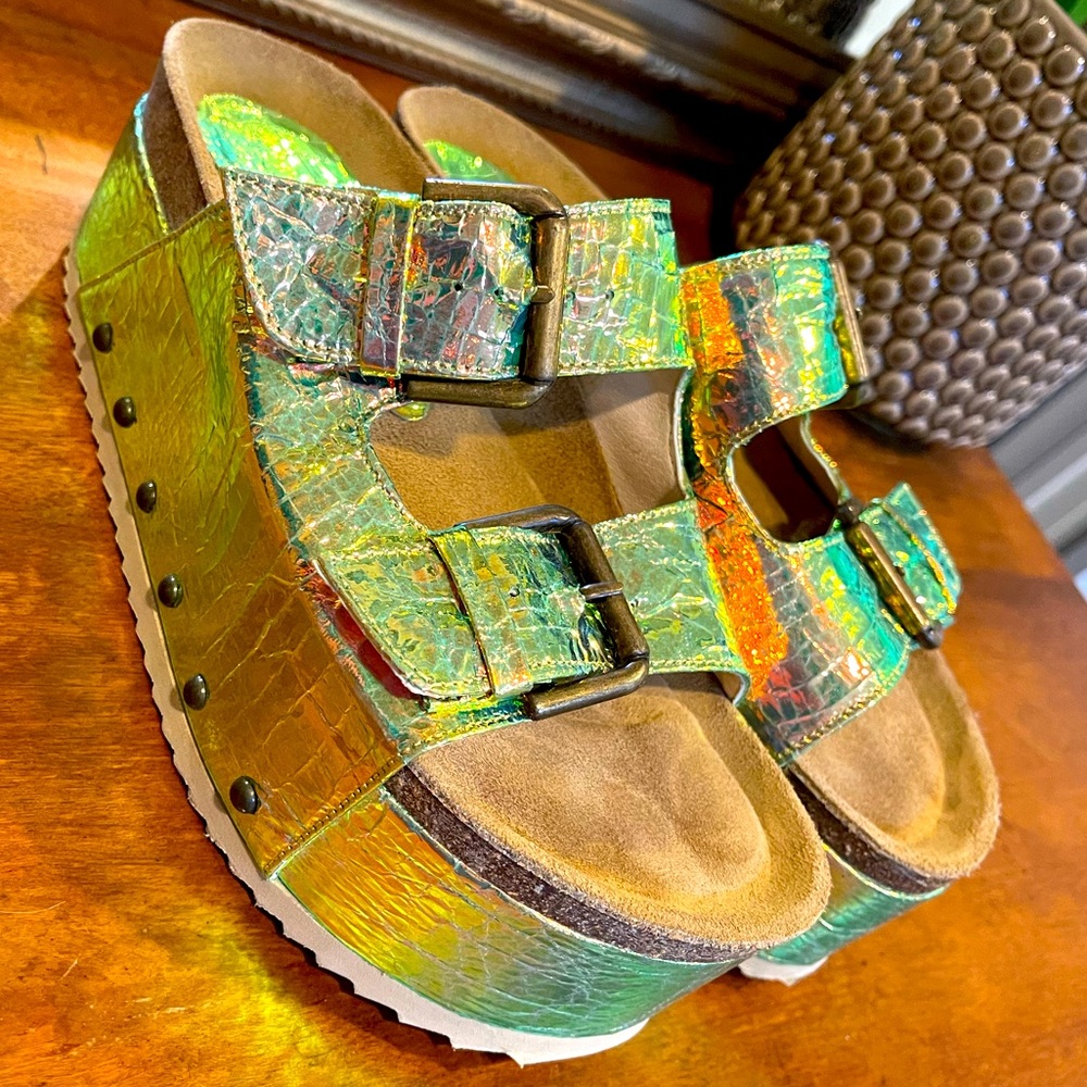 Green metallic platform sandals 👡